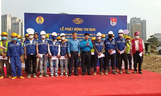 Phó Chủ tịch Công đoàn Xây dựng Việt Nam Phạm Xuân Hải  trao quà động viên, thăm hỏi đoàn viên, người lao động của TCty tham gia xây dựng công trình nhân dịp Tháng Công nhân năm 2022.