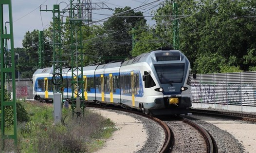 Một vụ tai nạn đường sắt giữa xe bán tải và tàu hỏa ở Hungary đã xảy ra khiến nhiều người thương vong. Ảnh chụp màn hình