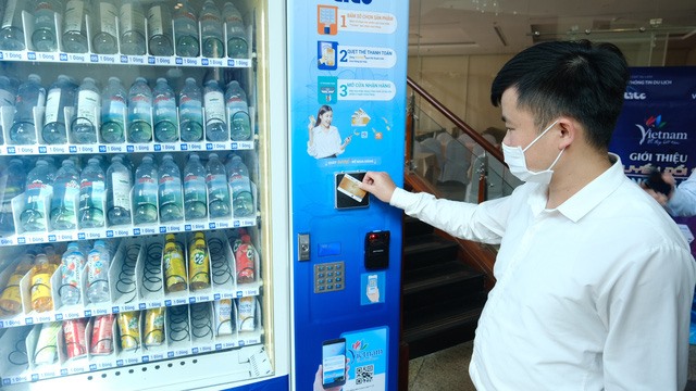 Trải nghiệm thẻ du lịch thông minh dành cho khách tại sự kiện. Ảnh: BTC