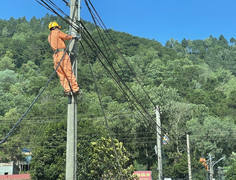 Người lao động ngành điện. Ảnh minh hoạ: Hà Anh