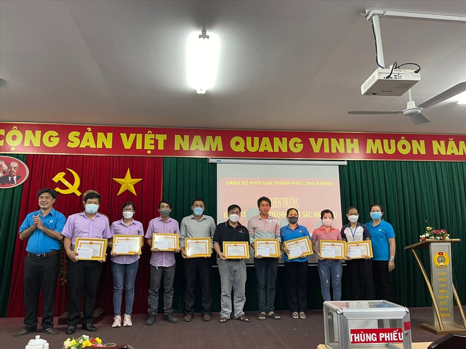 Chi bộ Liên đoàn Lao động Thành phố Long Khánh khen thưởng cho đảng viên hoàn thành xuất sắc nhiệm vụ năm 2021. Ảnh: CĐ Long Khánh