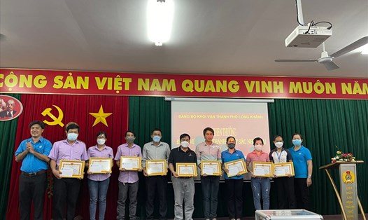Chi bộ Liên đoàn Lao động Thành phố Long Khánh khen thưởng cho đảng viên hoàn thành xuất sắc nhiệm vụ năm 2021. Ảnh: CĐ Long Khánh