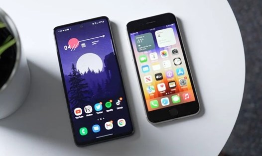 Hai chiếc điện thoại trong phân khúc giá rẻ của Apple và Samsung: iPhone SE 2022 và Galaxy A53 5G. Ảnh chụp màn hình