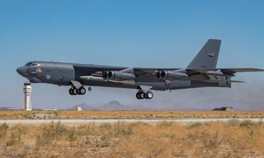 Chiếc B-52H Stratofortress cất cánh từ căn cứ Không quân Edwards, California, Mỹ. Ảnh: Không quân Mỹ