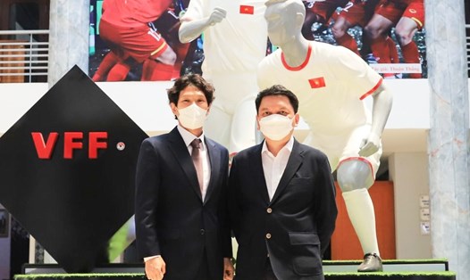 Ông Gong Oh-kyun (trái) đã ký hợp đồng với VFF để chính thức dẫn dắt U23 Việt Nam thay cho ông Park Hang-seo. Ảnh: DJM