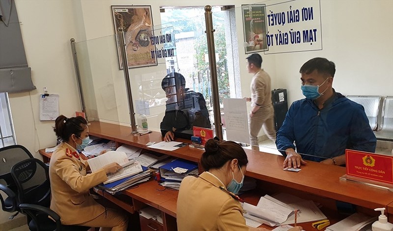 Chậm nộp phạt vi phạm giao thông bị tính lãi ra sao?