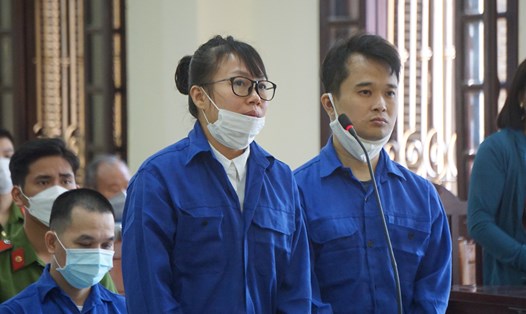 Bị cáo Trần Thị Kim Chi (trái) tại phiên tòa phúc thẩm ngày 5.4. Ảnh: NH
