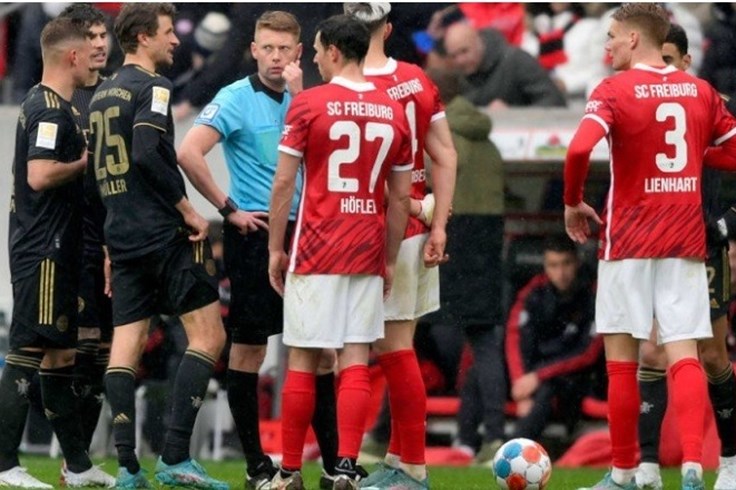 Freiburg kháng cáo trong trận đấu Bayern chơi với 12 người