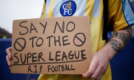 Một cổ động viên Chelsea phản đối Super League. Ảnh: AFP