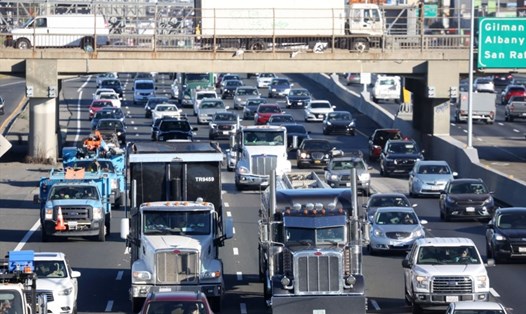 Phương tiện giao thông di chuyển trên tuyến đường tại Berkeley, California, Mỹ, tháng 2.2022. Ảnh: AFP