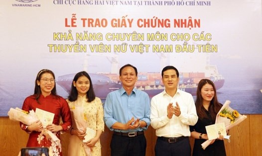 Lãnh đạo Cục Hàng hải Việt Nam trao giấy chứng nhận khả năng chuyên môn cho các nữ thuyền viên. Ảnh: M.H