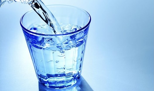 Uống đủ nước là một trong những cách làm dịu da. Ảnh: ST
