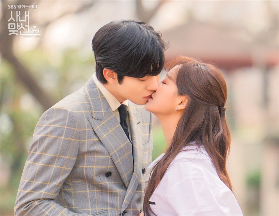 "Hẹn hò chốn công sở" kết thúc với cái kết ngọt ngào. Ảnh: Netflix