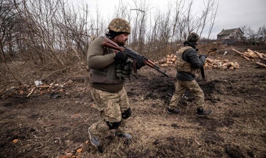 Binh sĩ Ukraina tuần tra tại chiến tuyến phía đông Kharkiv ngày 31.3. Ảnh: AFP
