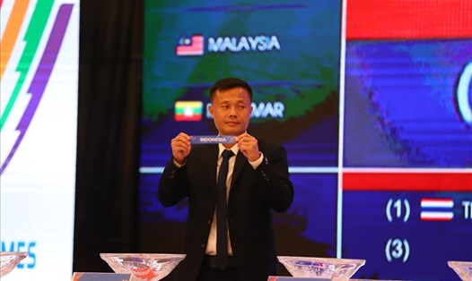 Cựu tuyển thủ Phạm Thành Lương là người bốc thăm môn chia bảng bóng đá nam SEA Games 31. Ảnh: T.N