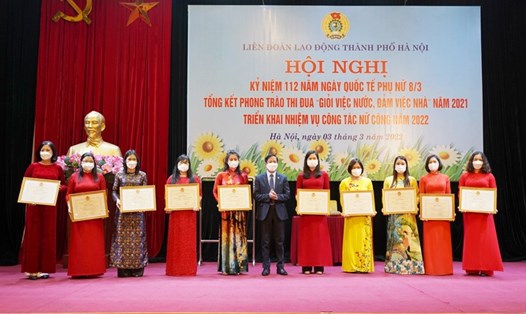 Khen thưởng các tập thể và cá nhân tiêu biểu trong phong trào 2 giỏi và công tác nữ công của Liên đoàn Lao động Thành phố Hà Nội (ảnh minh hoạ). Ảnh: CĐN