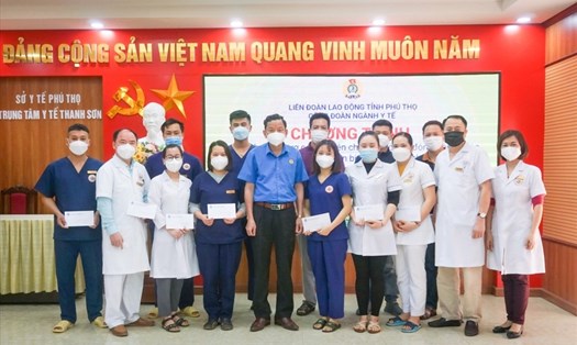 Đoàn viên, người lao động Công đoàn ngành y tế tỉnh Phú Thọ nhận hỗ trợ.