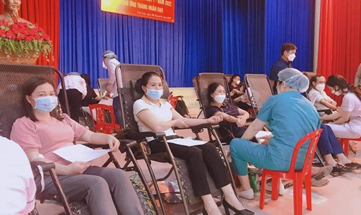 Các tình nguyện viên ở huyện Can Lộc tham gia hiến máu. Ảnh: CĐ.