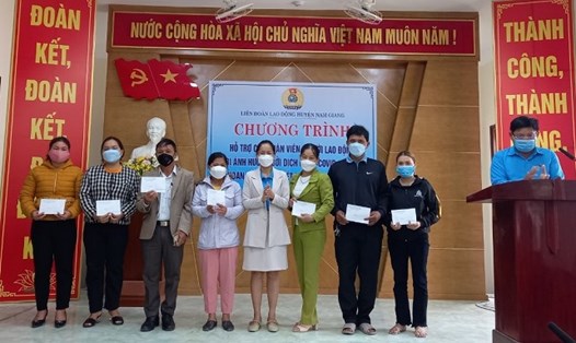 Liên đoàn Lao động huyện Nam Giang, tỉnh Quảng Nam hỗ trợ đoàn viên, người lao động là F0 dịch COVID-19. Ảnh: Phạm Đắc Thịnh