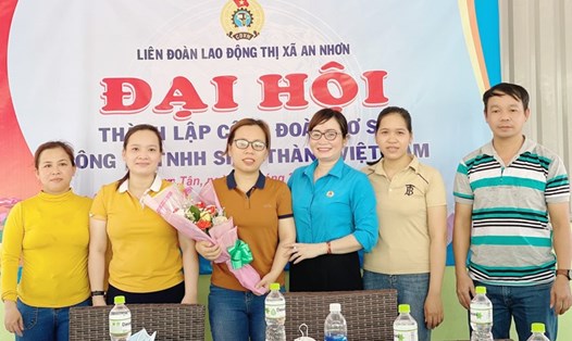 Ban chấp hành CĐCS Công ty TNHH Sinh Thành Việt Nam ra mắt và nhận nhiệm vụ. Ảnh: Tuyết Hoa