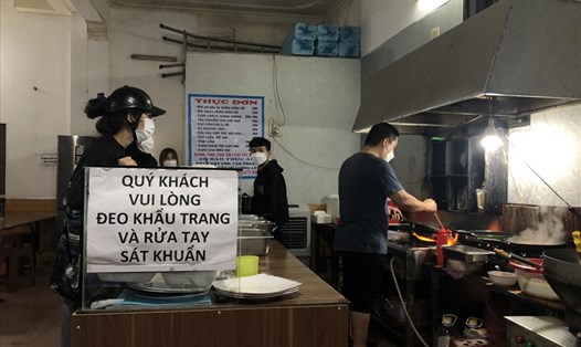 Nhiều cơ sở kinh doanh dịch vụ ăn uống trên địa bàn TP Vinh (Nghệ An) gặp khó khăn do giá cả tăng cao theo giá xăng. Ảnh: Quỳnh Trang