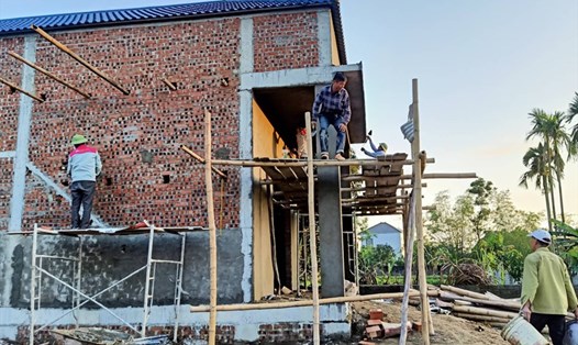 Ngôi nhà 2 tầng được xây bằng gạch nung của anh Phan Văn Nghĩa ở xã Tân Lâm Hương. Ảnh: TT