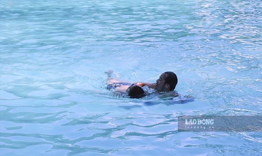 Việc trang bị kỹ năng bơi cho trẻ là vô cùng cần thiết để các em có thể tự bảo vệ tính mạng, tránh gặp tình trạng đuối nước. Ảnh: Văn Thành Chương