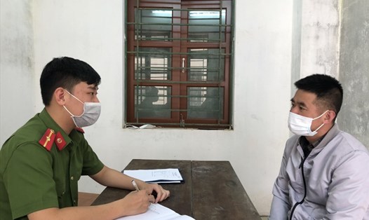 Công an thành phố Ninh Bình lấy lời khai đối với Nông Sỹ Vui. Ảnh: NT