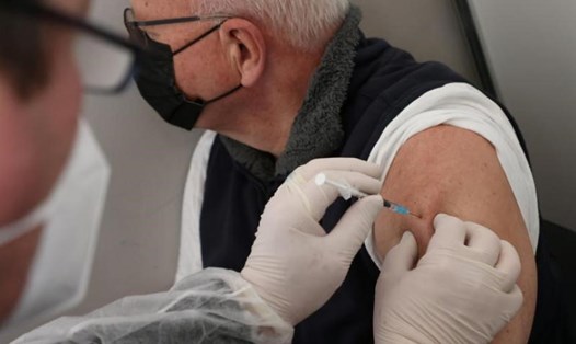 EU khuyến nghị tiêm vaccine COVID-19 liều 4 cho người trên 80 tuổi. Ảnh chụp màn hình