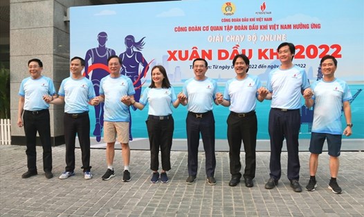 Lãnh đạo Tập đoàn tại lễ khởi động Giải chạy bộ online “Xuân Dầu khí 2022”. Ảnh: CĐN