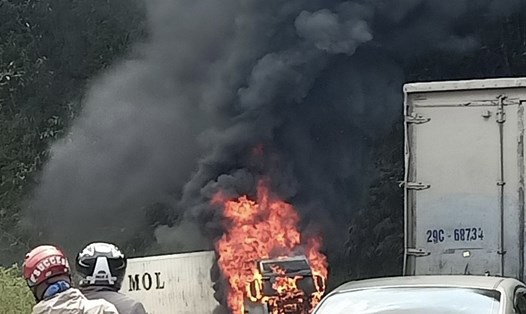 Hiện trường vụ cháy xe đầu kéo trên Quốc lộ 6. Ảnh: Minh Nguyễn.