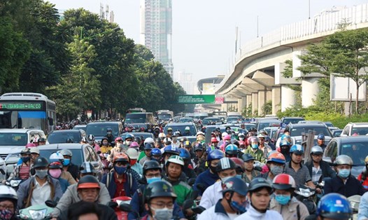Theo chuyên gia, việc cấm xe máy phụ thuộc năng lực giao thông công cộng. Ảnh: Hải Nguyễn