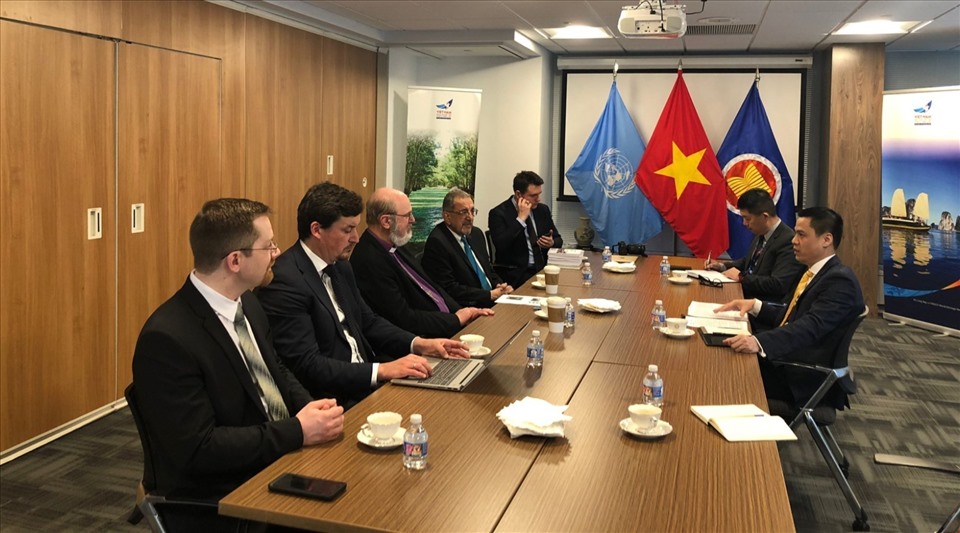 Đại sứ Đặng Hoàng Giang, Trưởng Phái đoàn Việt Nam tại Liên Hợp Quốc, làm việc với Tiến sĩ Thomas Schirrmacher, Tổng Giám mục, Tổng Thư ký Liên minh Tin lành Phúc âm Thế giới (WEA) ngày 6.4.2022. Ảnh: K.M