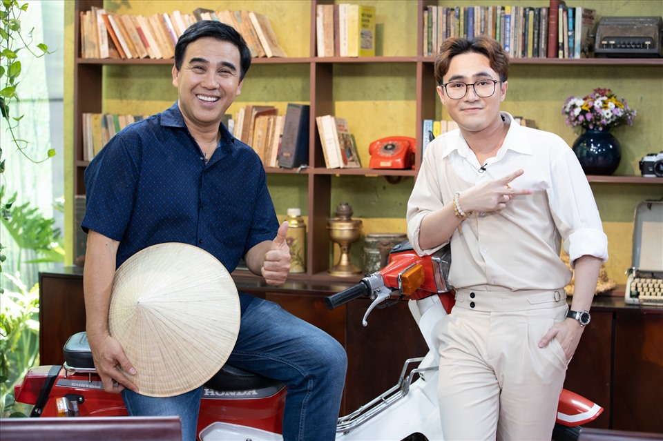 Nghệ sĩ Huỳnh Lập tâm sự với MC Quyền Linh. Ảnh: NSCC