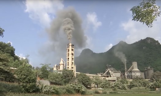 Trong quá trình hoạt động từ hàng chục năm qua, không ít lần Nhà máy ximăng Tuyên Quang gặp sự cố khiến bụi, khí thải độc hại phát tán vào môi trường. Ảnh: T.L