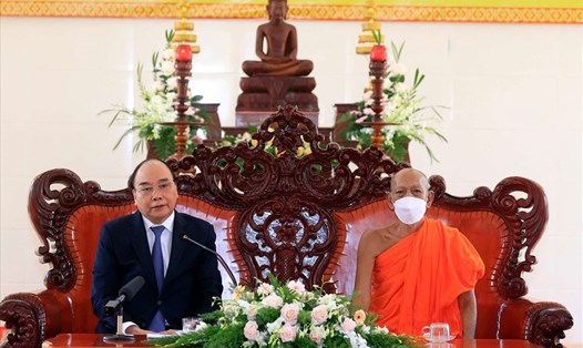 Chủ tịch nước Nguyễn Xuân Phúc nói chuyện với các vị chư tăng của Học viện Phật giáo Nam tông Khmer. Ảnh: Trần Vương