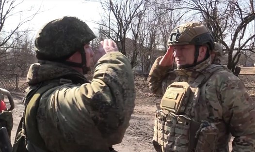Binh sĩ Nga chào nhau ở Chernihiv, Ukraina, ngày 29.3.2022. Ảnh: Bộ Quốc phòng Nga