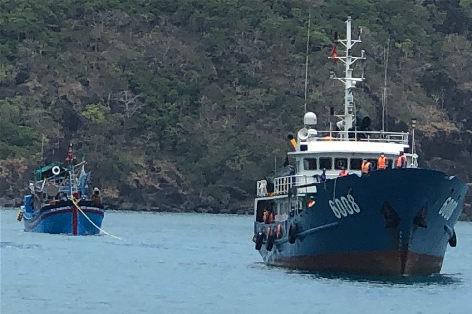 Tàu cá gặp sự cố được tàu 6008 kéo vào vùng biển Côn Đảo. Ảnh: CSB3