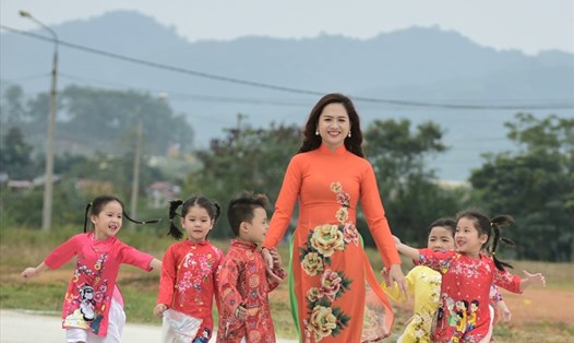 Cô giáo Lý Thị Nguyệt, Giáo viên Trường Mầm non Đội Cấn, TP.Tuyên Quang đạt giải nhất Cuộc thi ảnh "Duyên dáng áo dài Phụ nữ Tuyên Quang” năm 2021. Ảnh: CĐCC