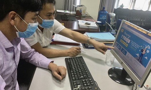 Cán bộ Công đoàn Viên chức tỉnh Lai Châu hướng dẫn đoàn viên CĐCS đăng ký tham gia Chương trình 1 triệu sáng kiến.