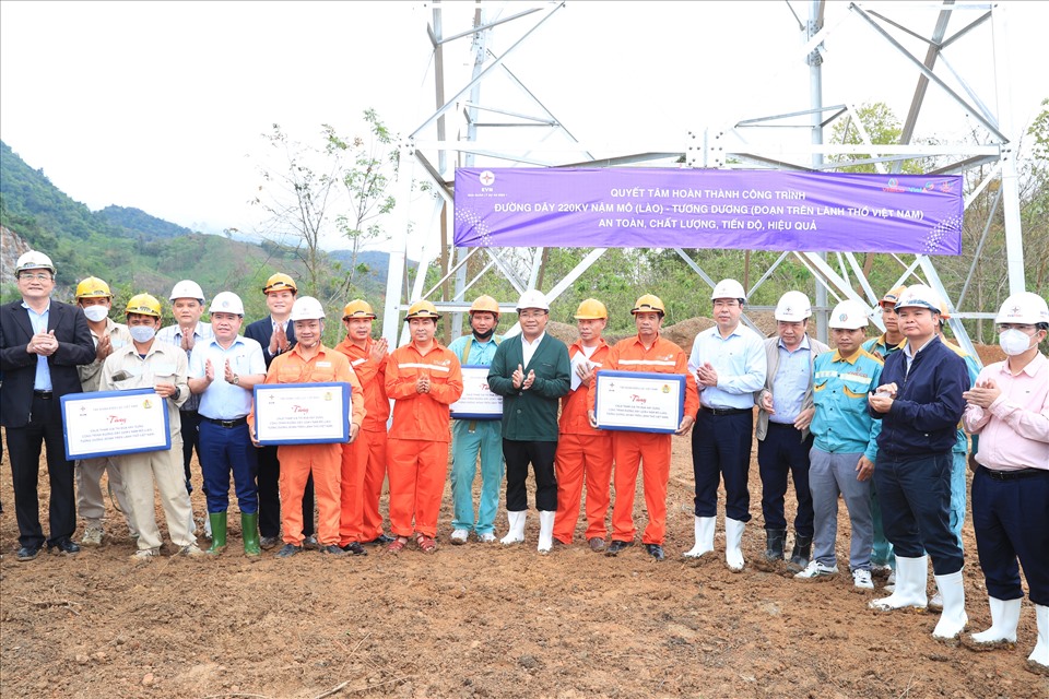 Công đoàn Điện lực Việt Nam thăm hỏi, động viên công nhân trên công trường. Ảnh: CĐĐL