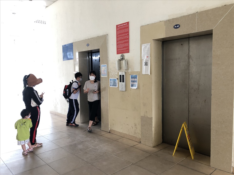 Một thang máy tại toà nhà chung cư CT1A vẫn đang dừng hoạt động (ảnh chụp sáng 7.4). Ảnh: Quế Chi