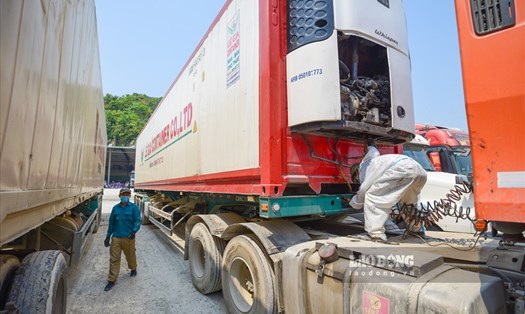 Cận cảnh “cắt container” xuất nhập khẩu tại cửa khẩu Lạng Sơn. Ảnh: PV.