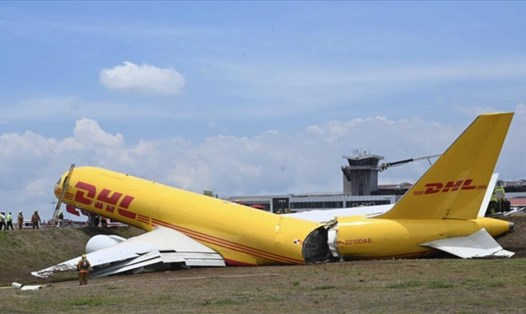 Máy bay Boeing của DHL gãy đôi thân khi hạ cánh. Ảnh: AFP