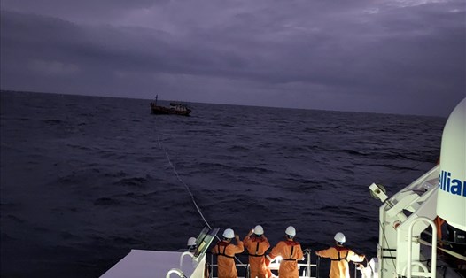 Cứu nạn ngư dân và tàu cá của ngư dân trên vùng biển Hoàng Sa. Ảnh: RC