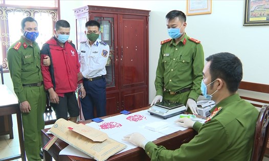 Đối tượng Nguyễn Trọng Hải bị Công an tỉnh Ninh Bình bắt giữ cùng tang vật. Ảnh: NT