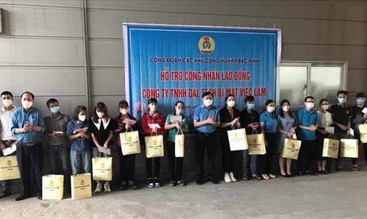 Công đoàn các Khu công nghiệp tỉnh Bắc Ninh tặng quà cho 29 đoàn viên, công nhân lao động Công ty TNHH DAL TECH. Ảnh: Phạm Minh Hiểu