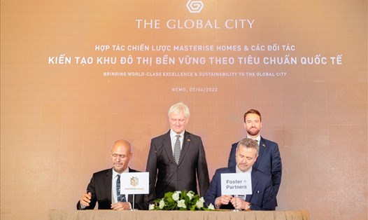 Với sự chứng kiến của Nghị sĩ Graham Stuart, Đặc phái viên thương mại của Thủ tướng Anh tại Việt Nam, đại diện Masterise Homes và Foster+Partners hoàn thành ký kết MoU về hợp tác chiến lược.
