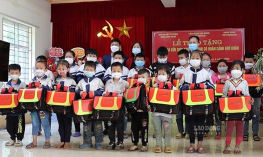 400 chiếc cặp phao cứu sinh được trao đến những hoàn cảnh khó khăn tại tỉnh Yên Bái. Ảnh: Văn Đức.