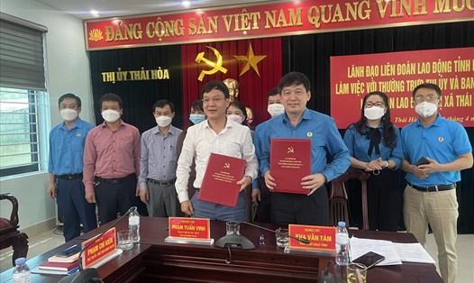 LĐLĐ tỉnh Nghệ An và Thị uỷ Thái Hoà ký kết chương trình phối hợp. Ảnh: TT